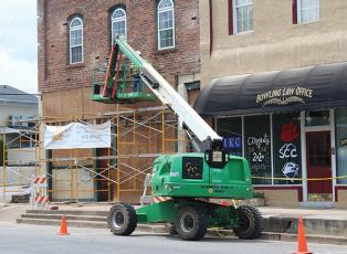 Press photo/Lee Buchanan Restoration work continues at the old Talbott building on West Main Street in Franklin.