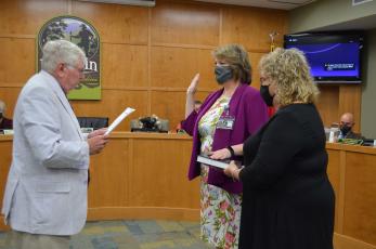 Press photo/Mia Overton - Mayor Bob Scott administers the oath of office for new Town Manager Amie Owens at Monday’s Town Council meeting. Holding the Bible for Owens is her mother, Melissa Welch.