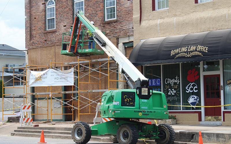 Press photo/Lee Buchanan Restoration work continues at the old Talbott building on West Main Street in Franklin.
